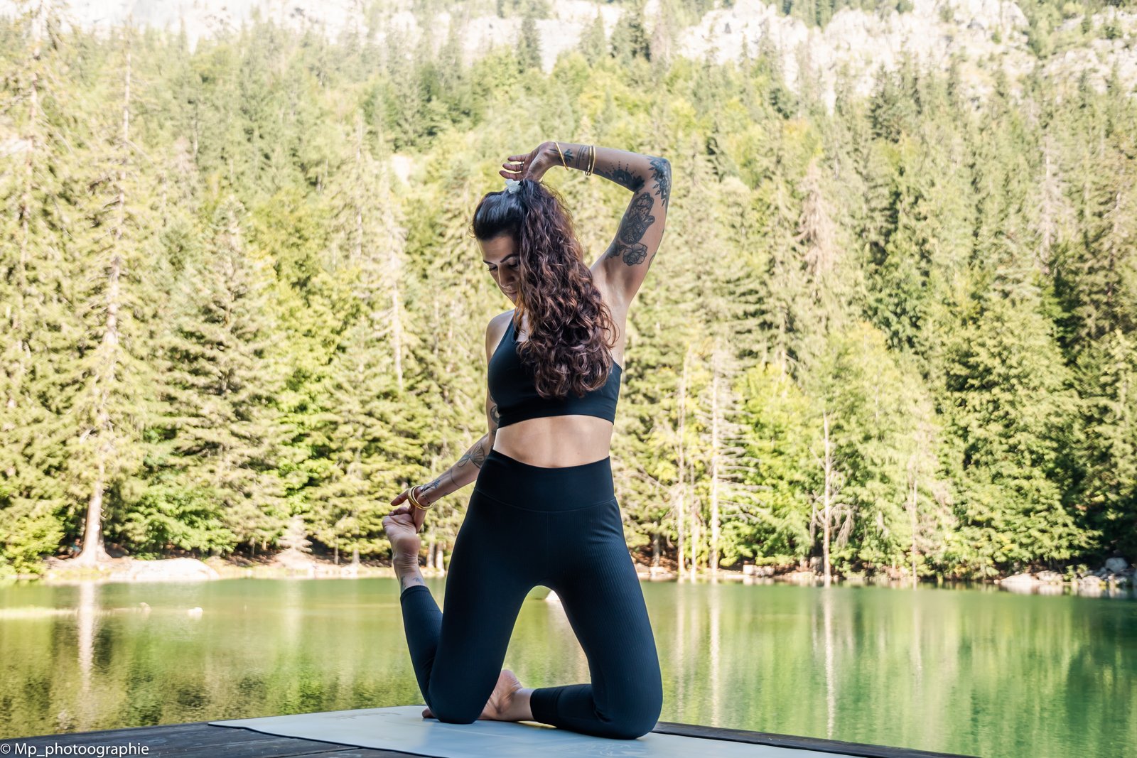 Hindë Førest en séance de yoga