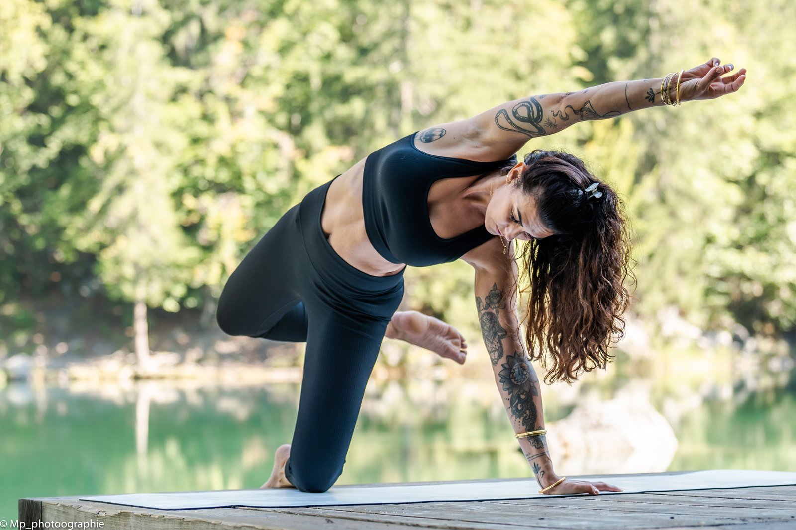 Hindë Førest, posture de yoga au bord du lac